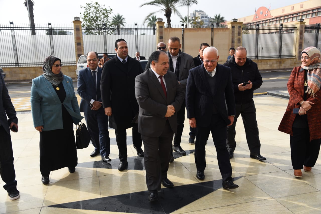محافظ بورسعيد يستقبل وزير المالية (3)