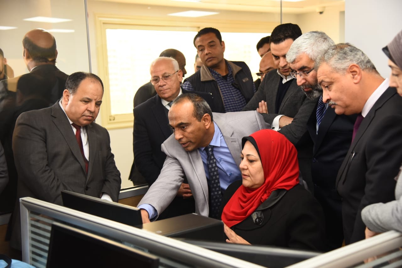 محافظ بورسعيد ووزير المالية يتفقدان منظومة التحول الرقمى  (2)