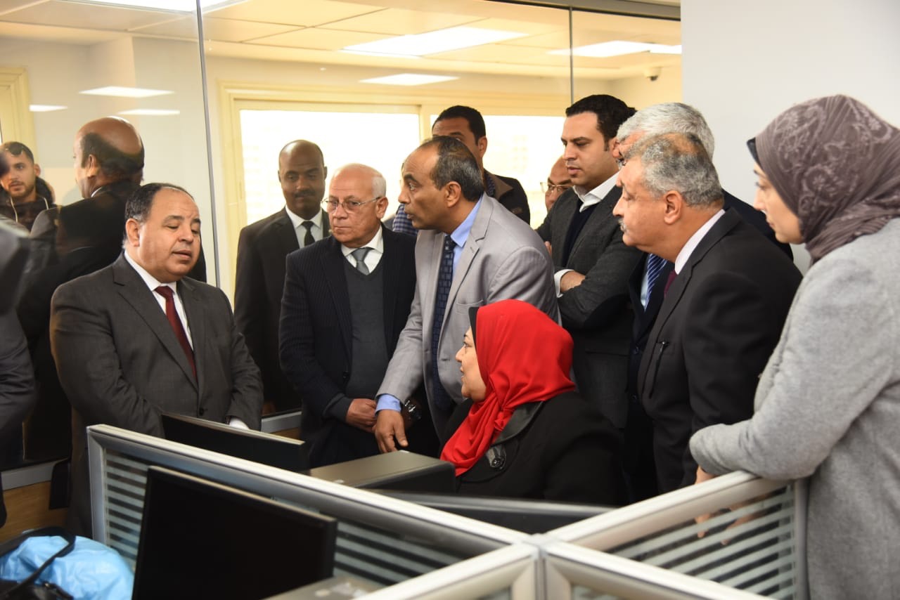 محافظ بورسعيد ووزير المالية يتفقدان منظومة التحول الرقمى  (3)