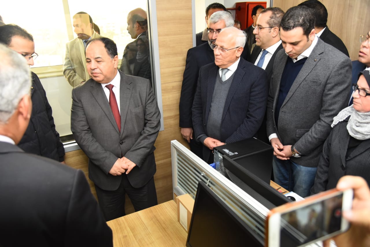 محافظ بورسعيد ووزير المالية يتفقدان منظومة التحول الرقمى  (6)