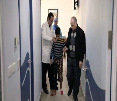الطفل داخل المستشفى لإجراء العملية