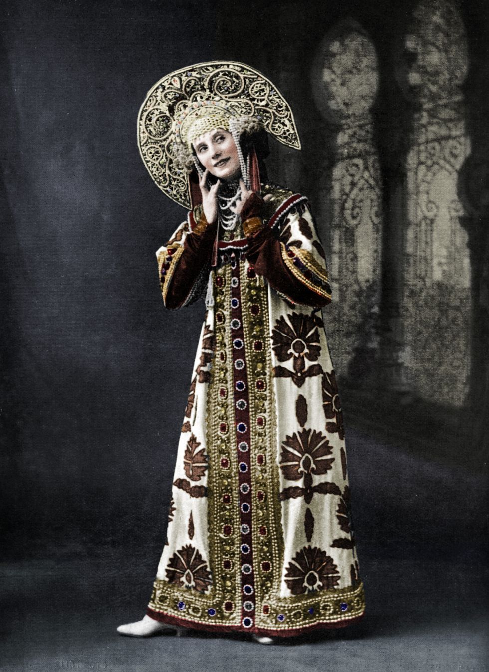 راقصة الباليه الروسية آنا بافلوفا بالكعب العالى عام 1910