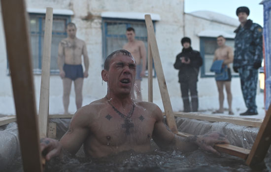 السجناء يحتفلون بعيد الغطاس الأرثوذكسي بالغطس فى المياه