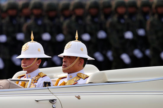 ملك تايلاند يشاهد العرض العسكرى