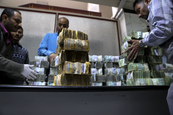 موظفون يعملون في البنك المركزي اليمني بصنعاء