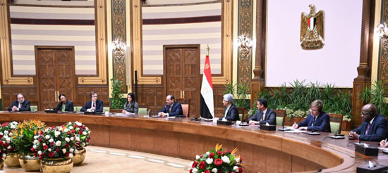 الرئيس عبد الفتاح السيسي يستقبل وفدا من أعضاء مجلس المديرين التنفيذيين للبنك الدولي (1)