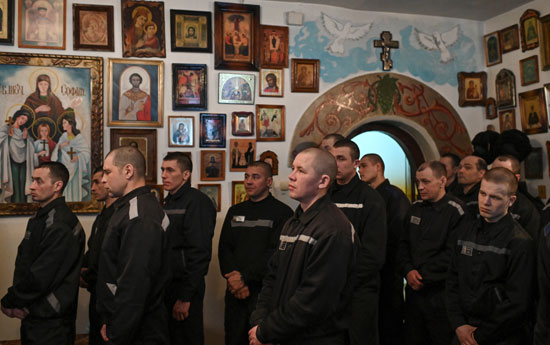 سجناء يحتفلون بعيد الغطاس الأرثوذكسى بسجن فى روسيا