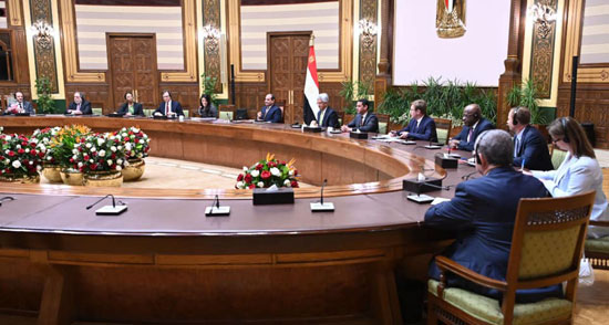 الرئيس عبد الفتاح السيسي يستقبل وفدا من أعضاء مجلس المديرين التنفيذيين للبنك الدولي (4)