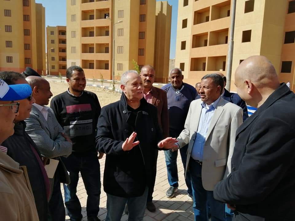 محافظ الأقصر في جولة تفقدية بمدينة الطود لمتابعة تسليم شقق الشباب (2)