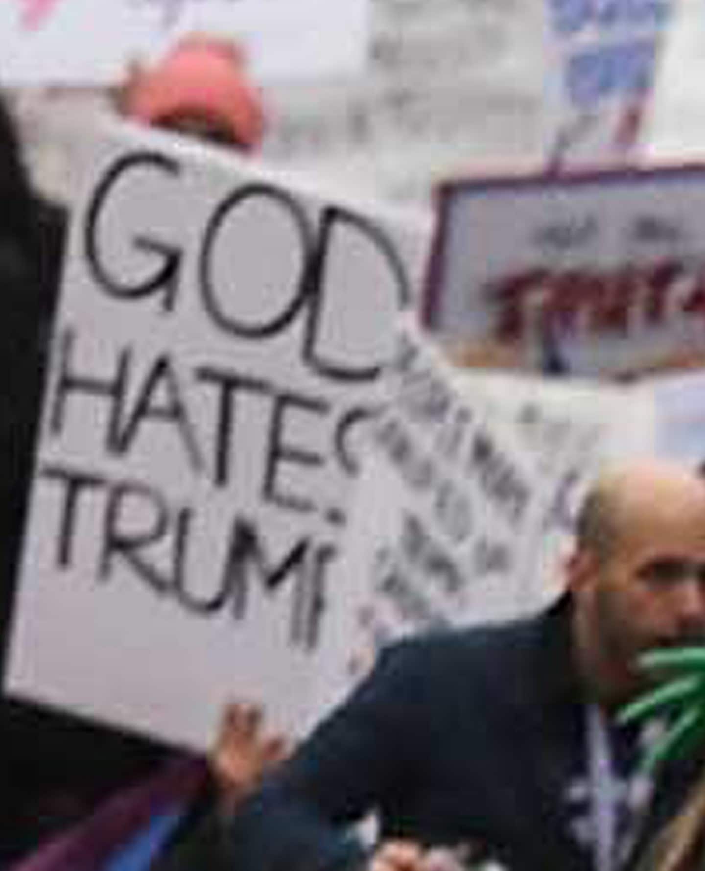 لافتة الله يكره ترامب
