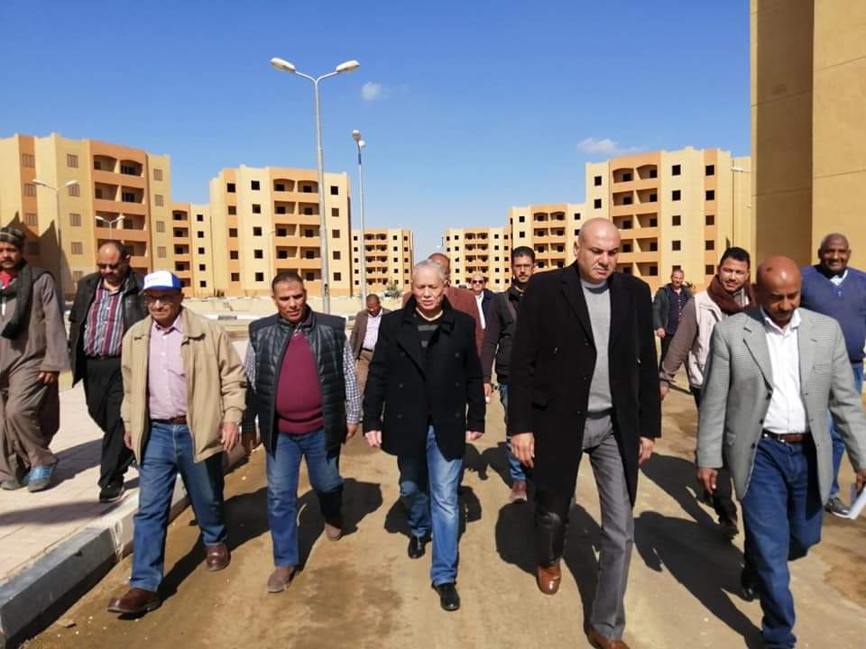 محافظ الأقصر في جولة تفقدية بمدينة الطود لمتابعة تسليم شقق الشباب (1)