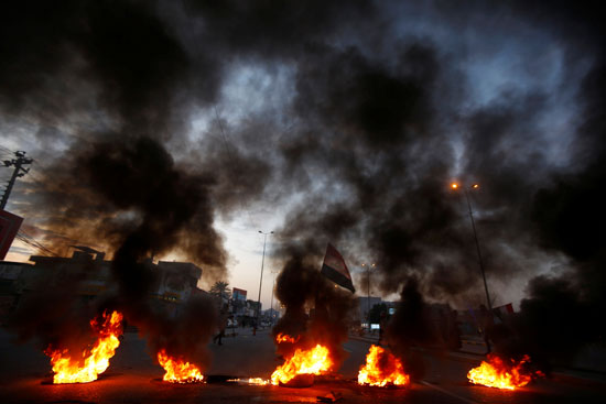 المتظاهرون-العراقيون-يحرقون-الإطارات