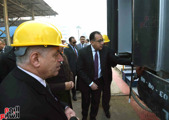 مصطفى مدبولي رئيس مجلس الوزراء فى زيارة لمصنع مهمات السكك الحديدية سيماف (12)