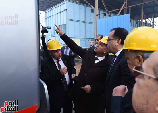 مصطفى مدبولي رئيس مجلس الوزراء فى زيارة لمصنع مهمات السكك الحديدية سيماف (11)