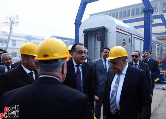 مصطفى مدبولي رئيس مجلس الوزراء فى زيارة لمصنع مهمات السكك الحديدية سيماف (8)