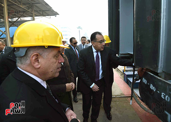 رئيس الوزراء يتفقد مصنع سيماف لمهمات السكك الحديديه