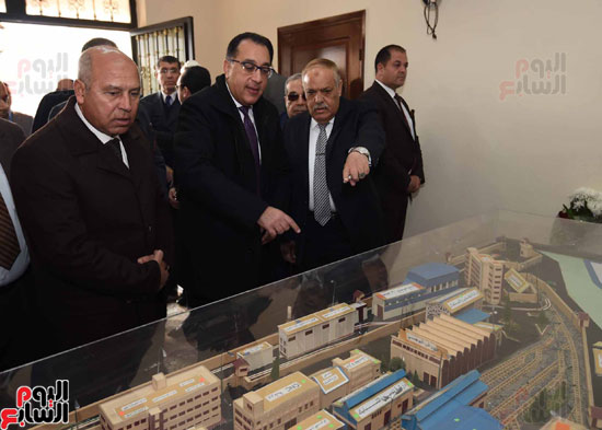 مصطفى مدبولي رئيس مجلس الوزراء فى زيارة لمصنع مهمات السكك الحديدية سيماف (6)