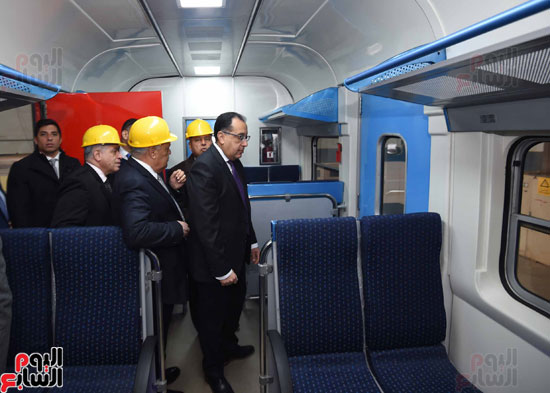 مصطفى مدبولي رئيس مجلس الوزراء فى زيارة لمصنع مهمات السكك الحديدية سيماف (13)