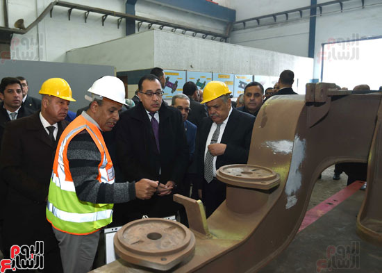مصطفى مدبولي رئيس مجلس الوزراء فى زيارة لمصنع مهمات السكك الحديدية سيماف (18)