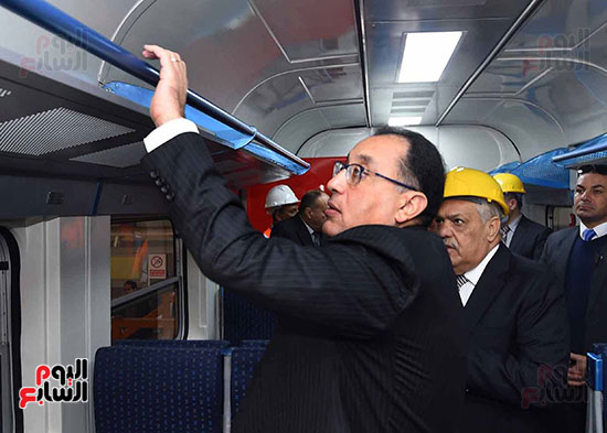 رئيس لبوزراء يتفقد متانه القطارات