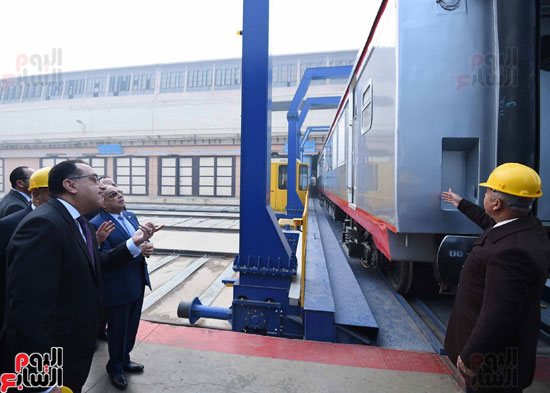 مصطفى مدبولي رئيس مجلس الوزراء فى زيارة لمصنع مهمات السكك الحديدية سيماف (10)