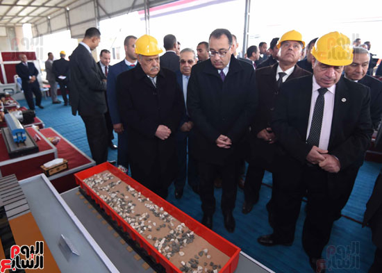 مصطفى مدبولي رئيس مجلس الوزراء فى زيارة لمصنع مهمات السكك الحديدية سيماف (20)