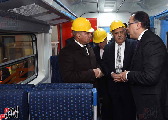 مصطفى مدبولي رئيس مجلس الوزراء فى زيارة لمصنع مهمات السكك الحديدية سيماف (14)