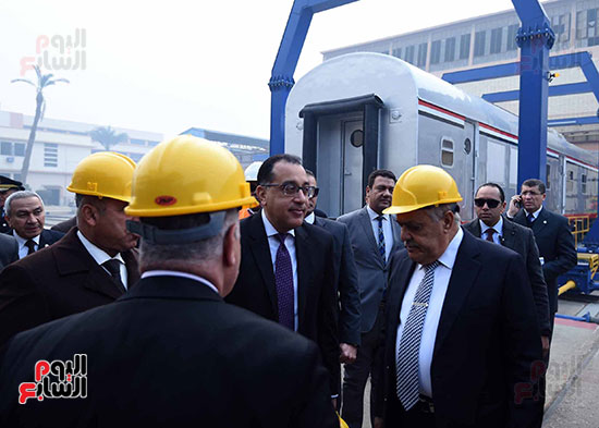 رئيس الوزراء الدكتور مصطفى مدبولى داخل مصنع مهمات السكك الحديده