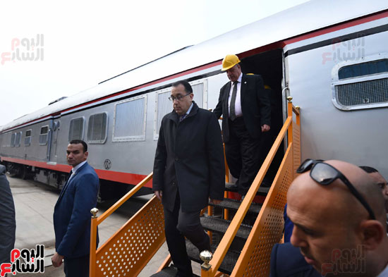مصطفى مدبولي رئيس مجلس الوزراء فى زيارة لمصنع مهمات السكك الحديدية سيماف (19)