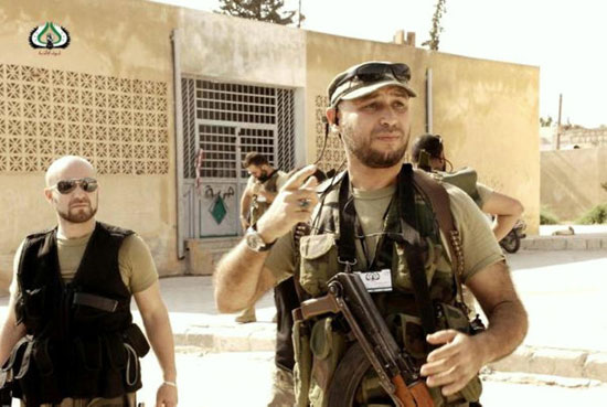 يحمل السلاح ويقود التنظيمات الارهابية فى ليبيا