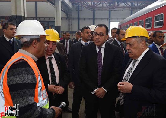 مصطفى مدبولي رئيس مجلس الوزراء فى زيارة لمصنع مهمات السكك الحديدية سيماف (17)