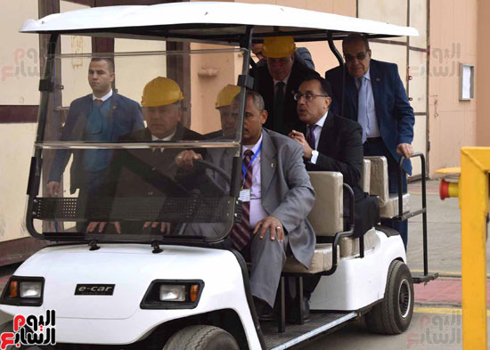 مصطفى مدبولي رئيس مجلس الوزراء فى زيارة لمصنع مهمات السكك الحديدية سيماف (1)