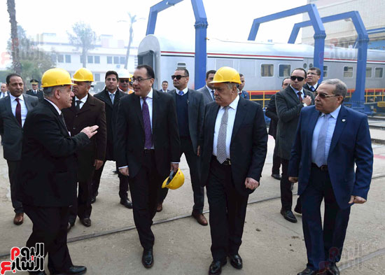 مصطفى مدبولي رئيس مجلس الوزراء فى زيارة لمصنع مهمات السكك الحديدية سيماف (7)