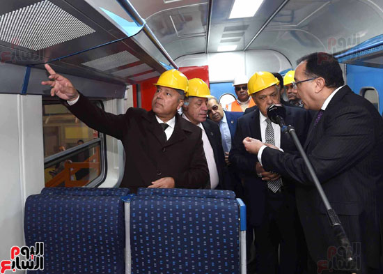 مصطفى مدبولي رئيس مجلس الوزراء فى زيارة لمصنع مهمات السكك الحديدية سيماف (15)