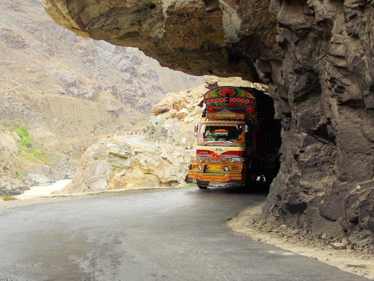 شاحنة مزخرفة على طرقات باكستان