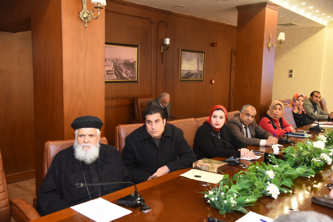 محافظ بورسعيد يلتقى ممثلى الكنيسة (1)