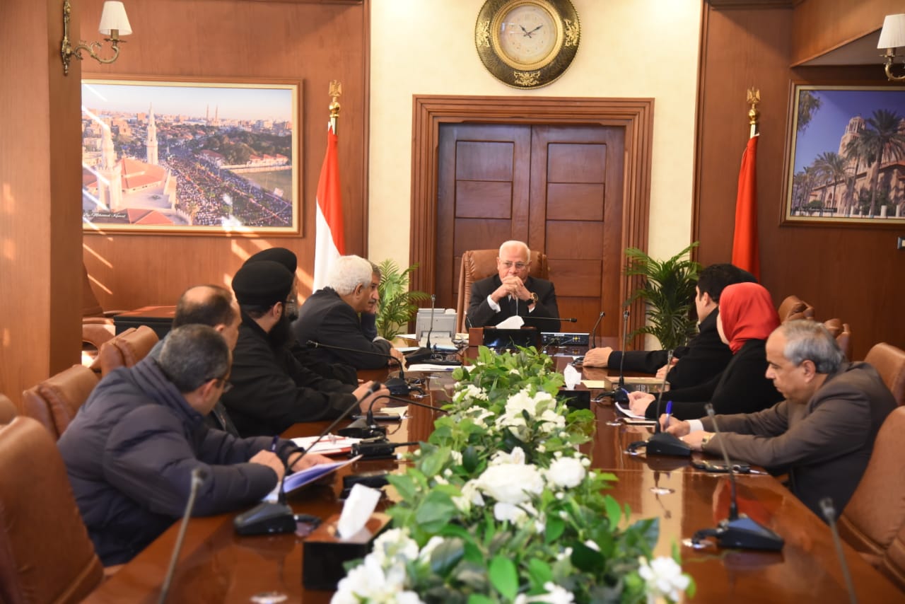 محافظ بورسعيد يلتقى ممثلى الكنيسة (2)