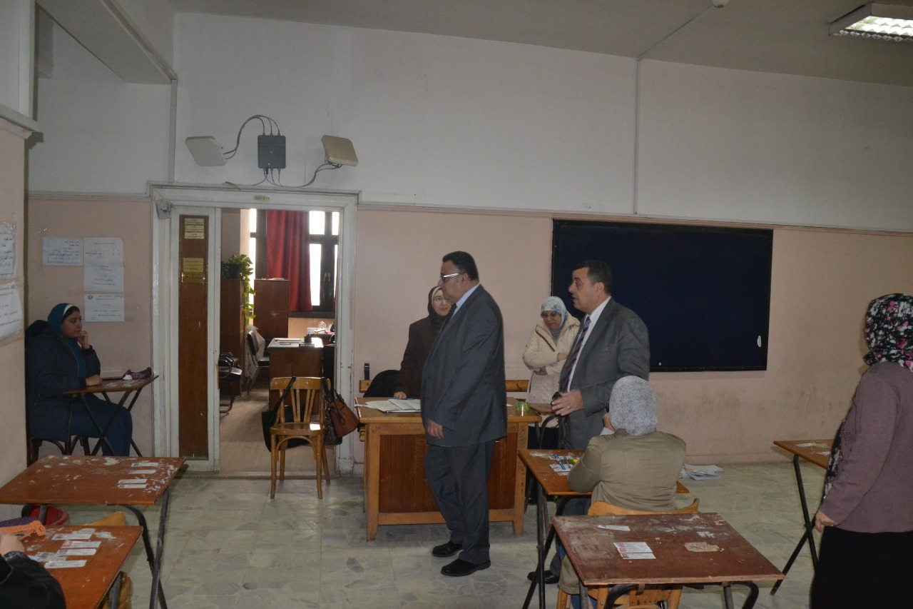 نائب رئيس جامعة الإسكندرية يتفقد سير الامتحانات (1)