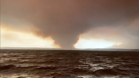 الدخان يتصاعد وسط بحيرة كونجولا باستراليا