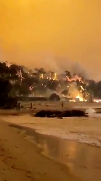حرائق الغابات بالقرب من ساحل روسدل باستراليا