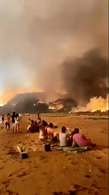 الناس يشاهدون حرائق الغابات بالقرب من ساحل روسدل فى استراليا