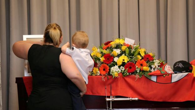 تكريم طفل فى جنازة والده