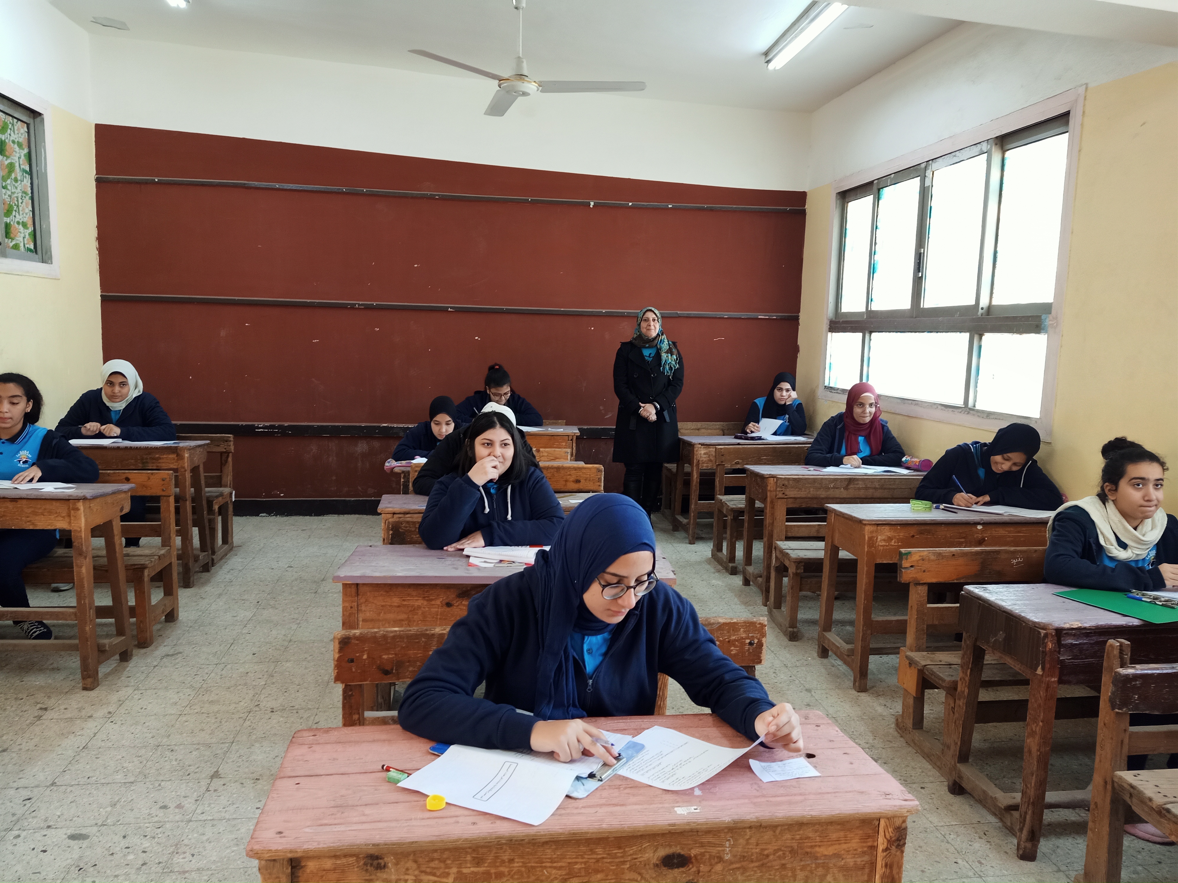 طلاب أولى ثانوى يؤدون امتحان التربية الدينية والوطنية  (1)