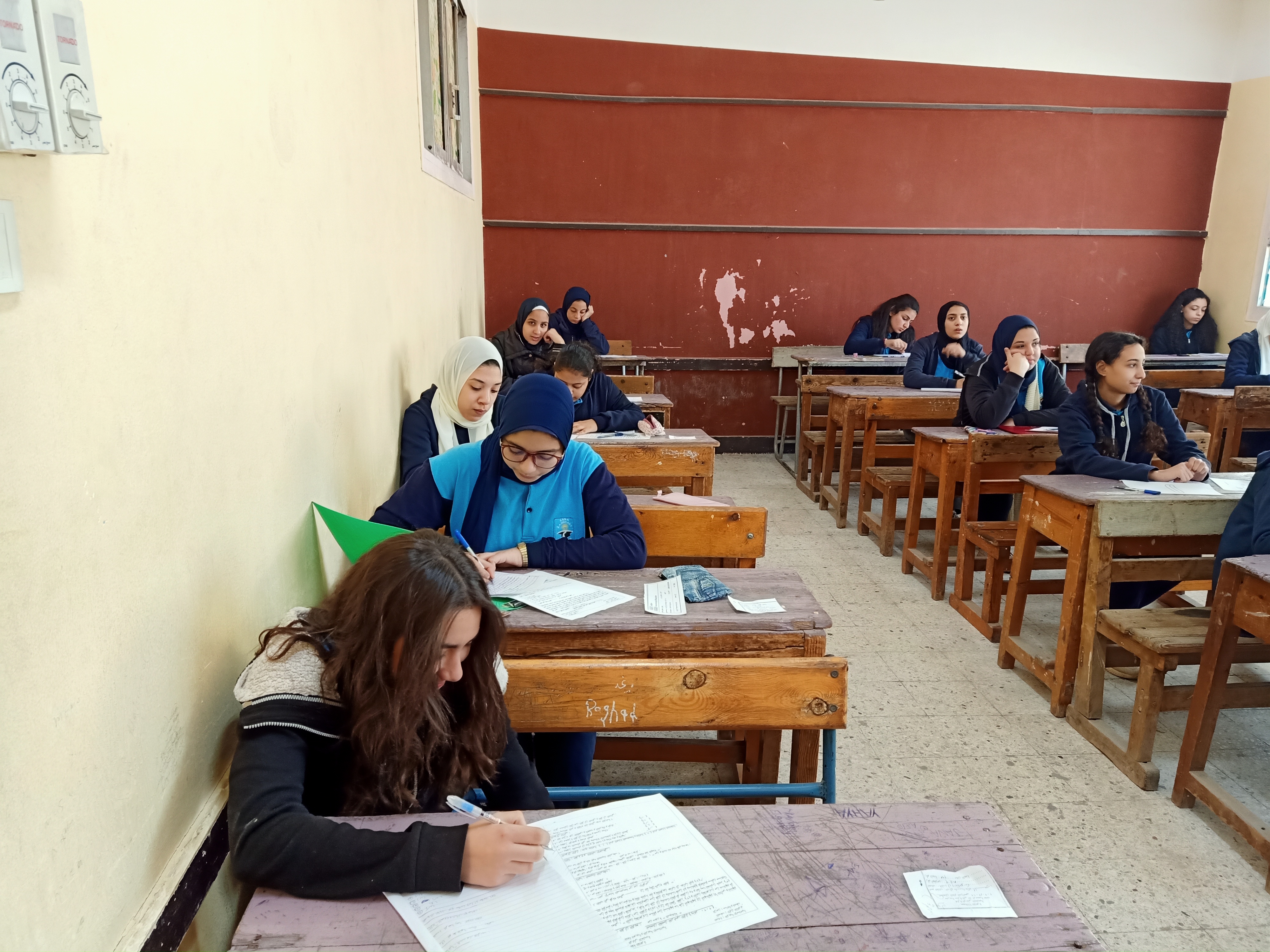 طلاب أولى ثانوى يؤدون امتحان التربية الدينية والوطنية  (6)