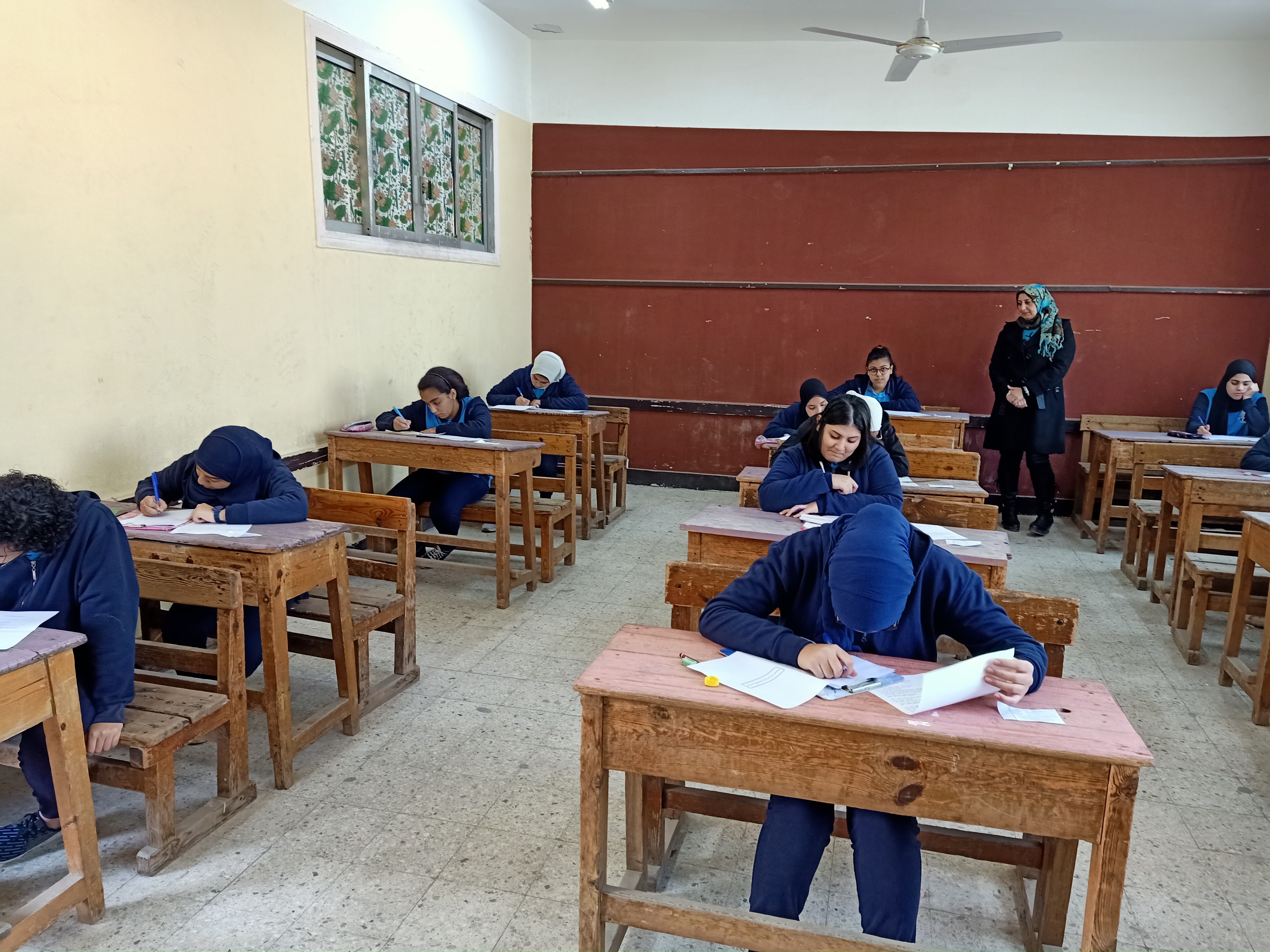 طلاب أولى ثانوى يؤدون امتحان التربية الدينية والوطنية  (4)
