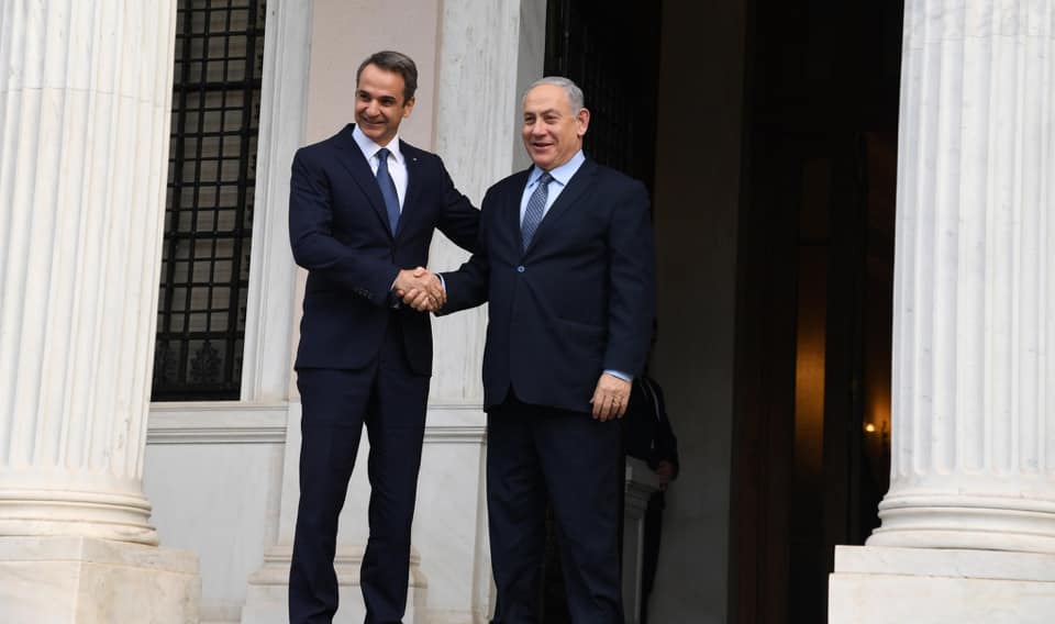رئيس وزراء اليونان يرحب بنظيره الإسرائيلى بمكتبه فى أثينا