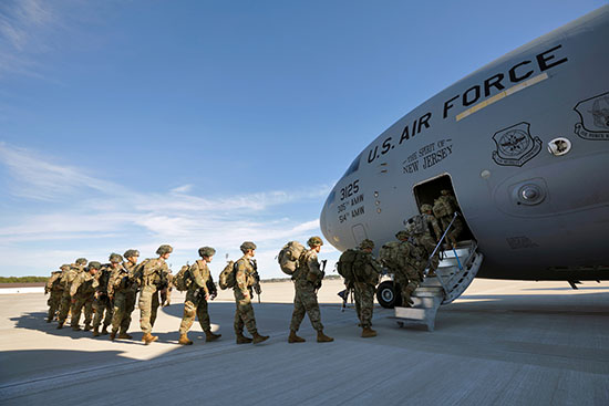 جنود المظلات التابعون للجيش الأمريكي يصعدون الطائرة