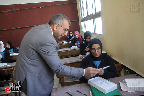 تسليم التابلت علي طلبة مدارس القاهرة (18)