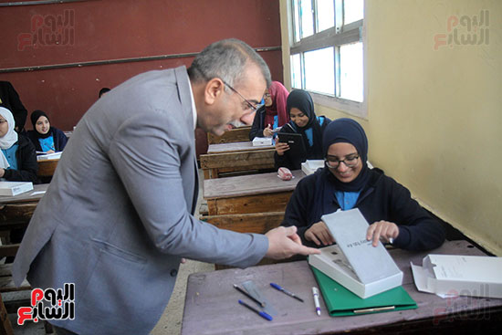 تسليم التابلت علي طلبة مدارس القاهرة (17)