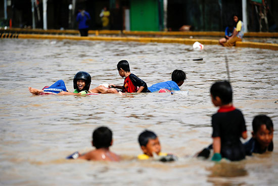 50670-أطفال-يلعبون-في-مياه-الفيضان-التي-ضربت-منطقة-جاتنيجارا-بعد-هطول-أمطار-غزيرة-في-جاكرتا